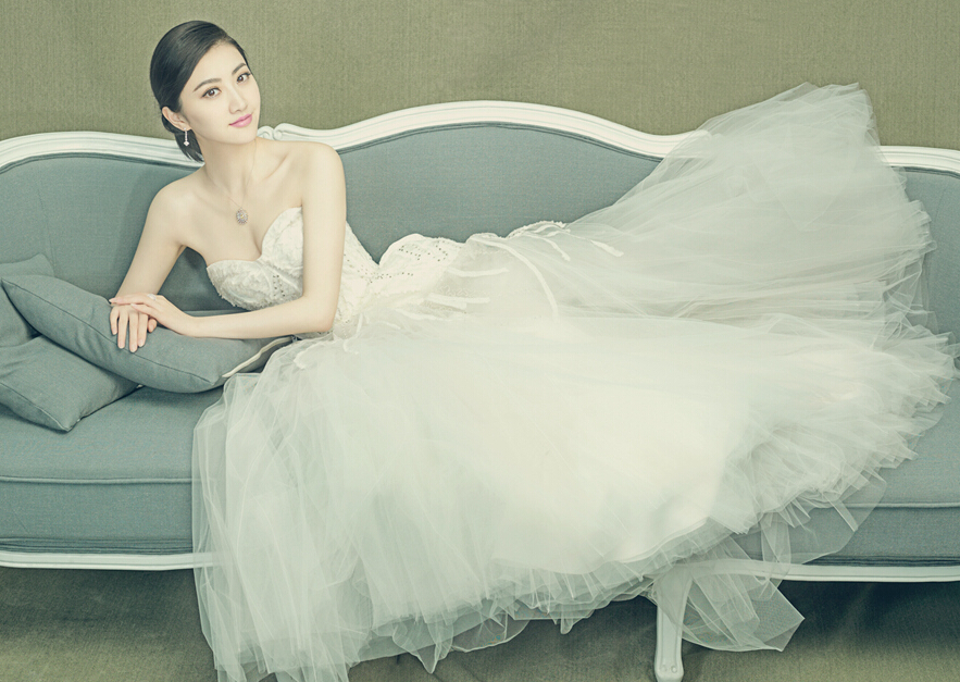 景甜笑容洋溢拍婚纱写真 甜美清新似仙女