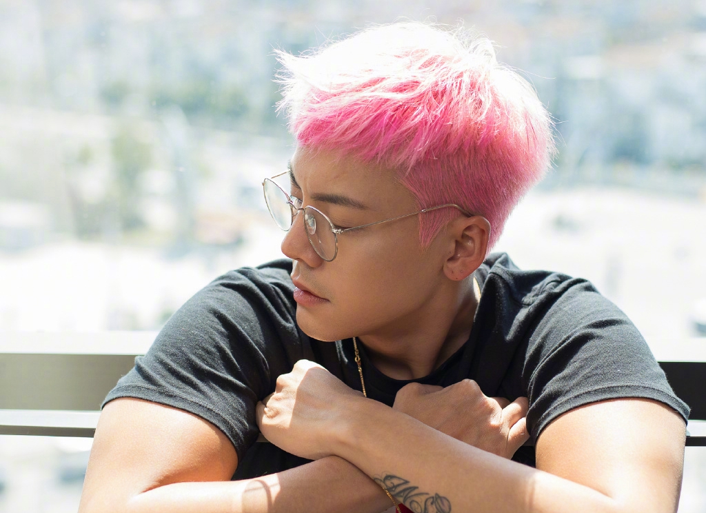 ��ΰ���ۺ�ɫͷ�� һ��ʲô��ɫ����HOLDס��BOY