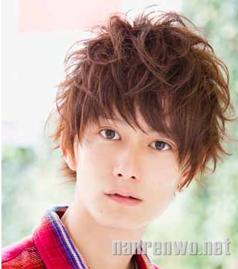 <em>男生陶瓷烫发型图片</em> 减龄、时尚不失帅气(2)_男