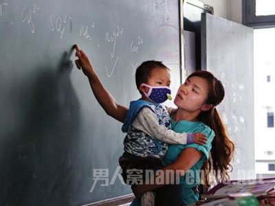 教师抱患病儿子上课 教师抱患病儿子上课