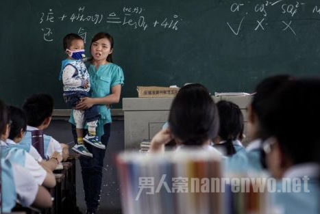 妈妈抱患病儿子上课 妈妈抱患病儿子上课