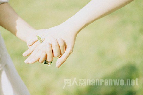 其实约会时要成功牵女生的手并不难,只要男生把握好每个合适的时机,可