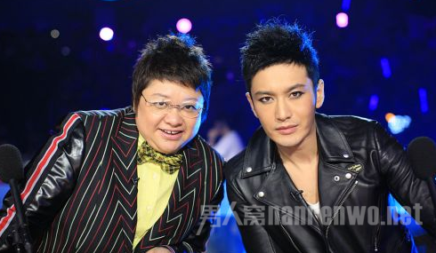 黄晓明烟熏妆亮相