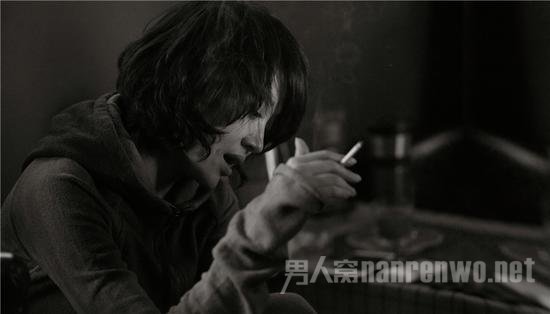 吴亦凡老炮儿海报曝光一头银发亮相小混混派头十足