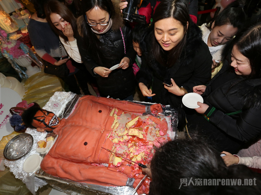 沈阳蛋糕店重口味"人肉蛋糕" 随意"肢解"吓坏小孩子