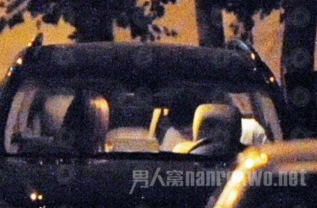 随后座到了后座上
