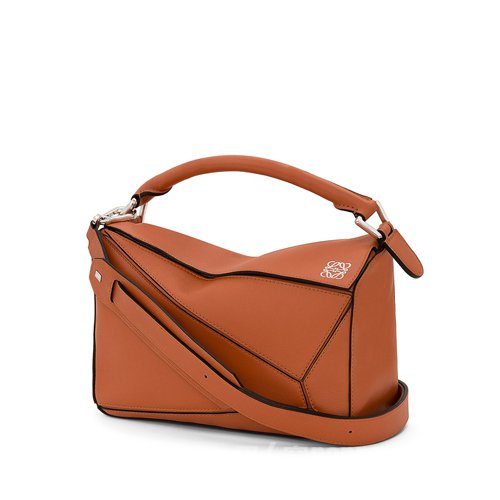Loewe Puzzle 小号手袋 棕色 ￥15900元