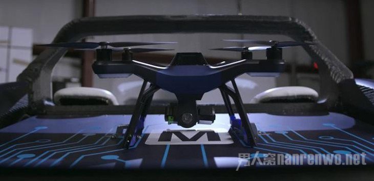 搭配这款 3D 打印自动驾驶汽车的无人机是 3D Robotics Solo 搭配这款 3D 打印自动驾驶汽车的无人机是 3D Robotics Solo