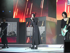 �»����ֶ������ɻ�Ѫ��Ů