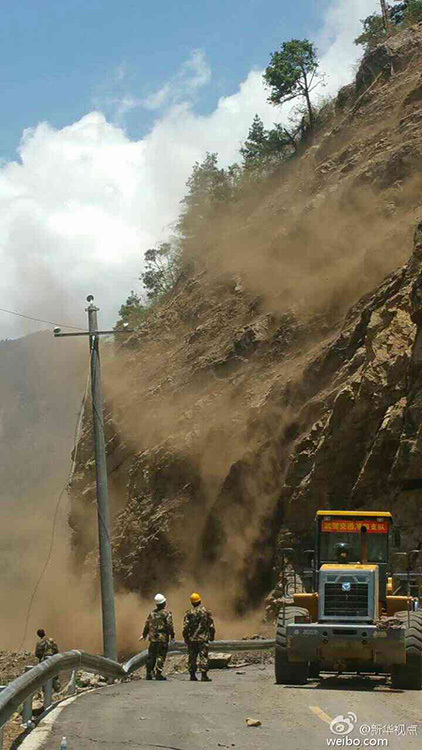 尼泊尔强震道路塌方