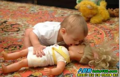 麻麻说，练习接吻，就要从小开始。