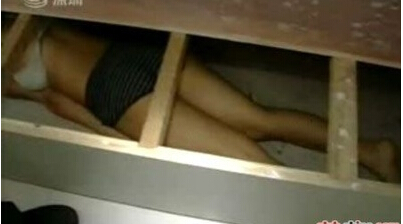 ػ18Ůɱͬס ʬڴ״ع