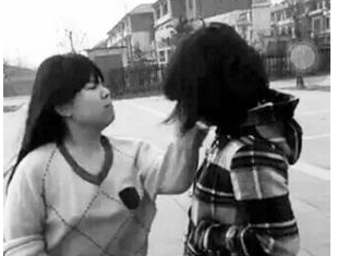 �ӱ�Ůѧ������14�Ƕ��� ����ȺŹ����Χ�۽к�