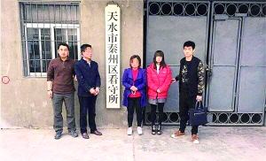 警方抓获3名嫌疑人，穿红色衣服的是小马的网恋女友“雪儿”