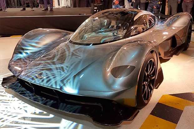 ��˹�١�����AM-RB 001���� ��ʻ�Ϲ�·��F1����