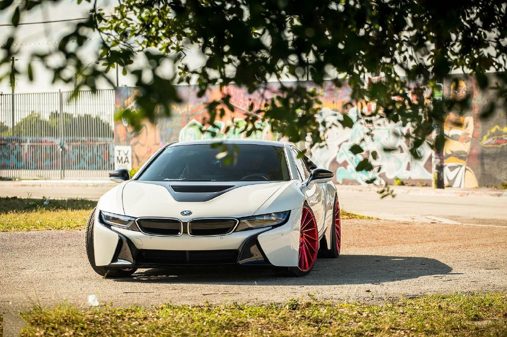 ����BMW i8��װ�������� һ˫��ɫսѥ�����ٷְ�