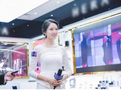 张梓琳产后白裙现身杭州