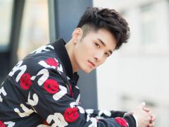 何奉天抱白宇大腿力证直男