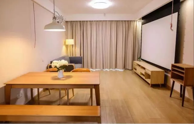 �Ҿ���װ�����ɫ�أ� ���ɫӪ�����ʸеĿռ�