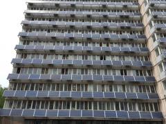 宿舍楼外墙爬满太阳能板