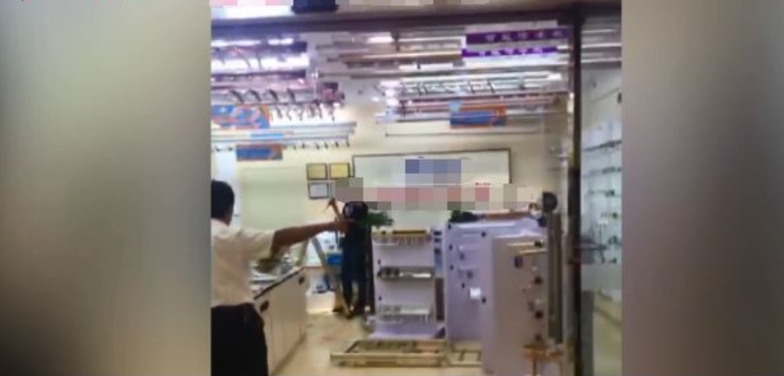 南京家居广场凶案 一女子被割喉,行凶者随后自杀未遂.