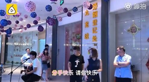 �������ſڳ����ֿ��֣�С������Ͳ��±�ȺŹ��