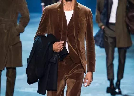 ��װ����Ҳ�ܴ������иУ���ʿ��װ�����С����