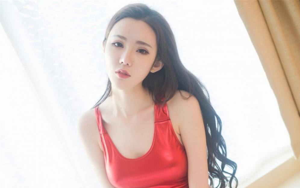 你对女生做这些动作她不会反感！女生喜欢被调戏的动作