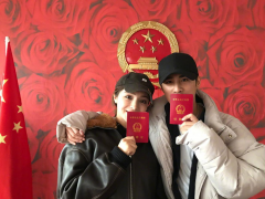 姜潮麦迪娜一家三口同框