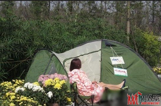帐篷美女穿睡衣当街证帐篷男