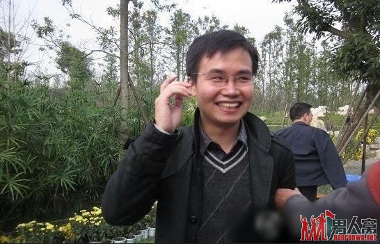 这女的刚刚一出来，就有人围观。