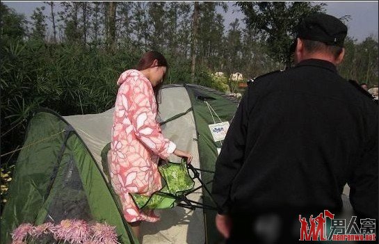 帐篷美女穿睡衣当街证帐篷男