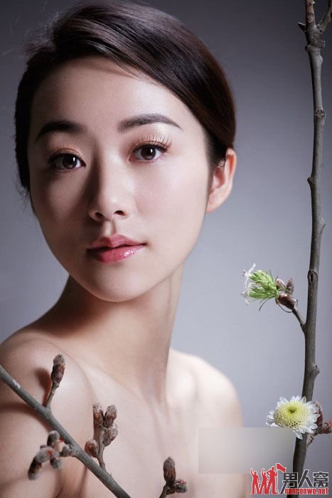 　　韩雪父亲是北京某集团公司董事会主席，公司业务涉及地产，金融，娱乐，餐饮，商贸等，继父是上海广电的老总。