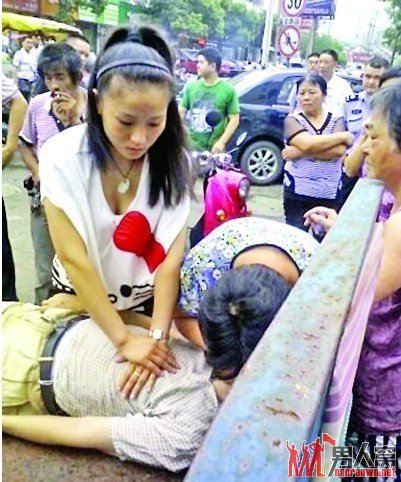 江苏最美女会计人工呼吸救老伯