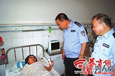 机智的姐遭抢劫活装死逃生 劫犯称抢劫只为吃好点（图）