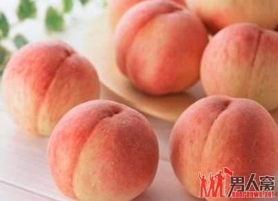 为了使桃子的表面看起来光滑洁净，在收获桃子的几周之前，农民会给桃子上撒农药。