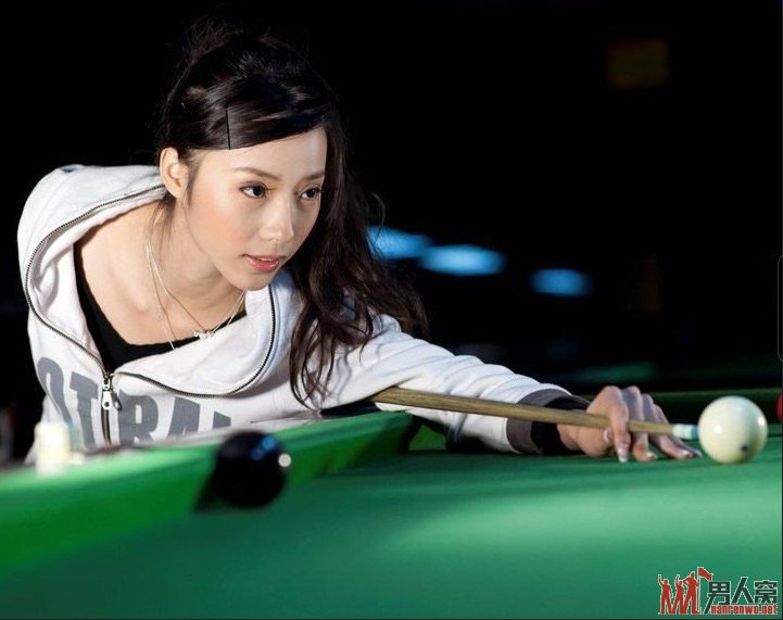 没心思打球了 大学生美女陪打台球计时