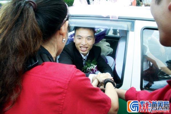 青年于勇勇救的哥中11刀 结婚时出租车为其接新娘
