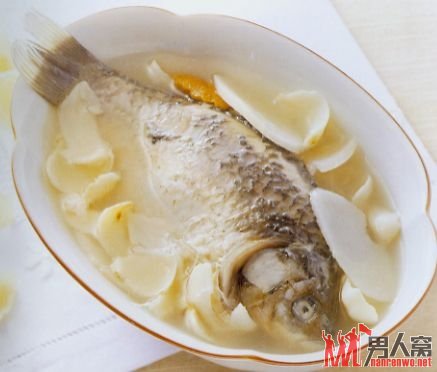 　　11、红豆冬瓜鲫鱼汤(鲫鱼+冬瓜)：