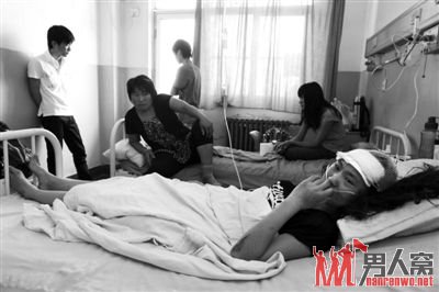 凌文景躺在病床上。8月4日凌晨，顺义一废品收购站遭遇多人闯入，致两死两伤。