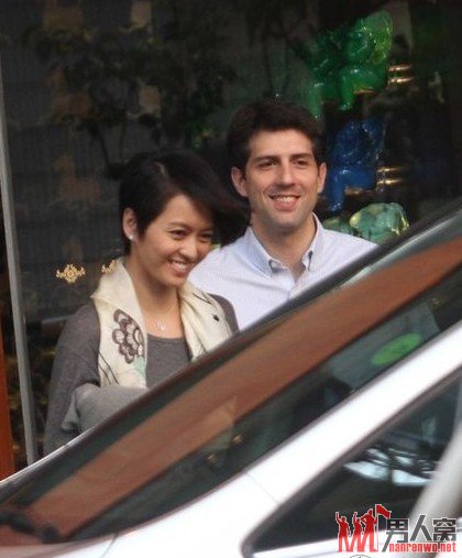 梁咏琪夫妻同行甜蜜逛上海