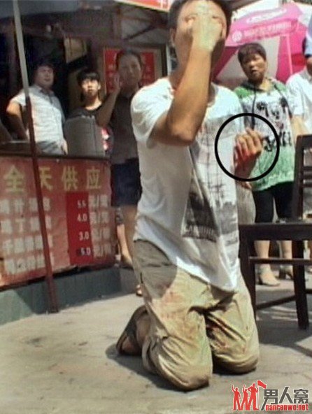 南京疯狂男子 当街剁手指