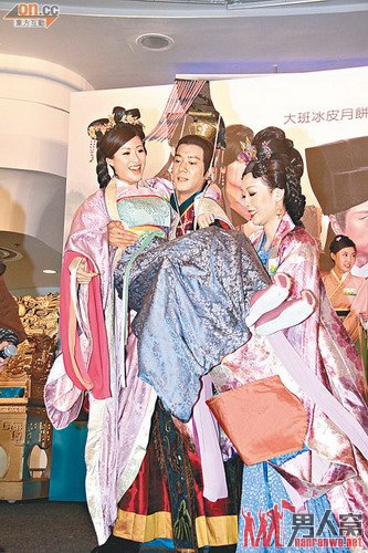 肚子突出的周家蔚被黎诺懿小心翼翼抱起