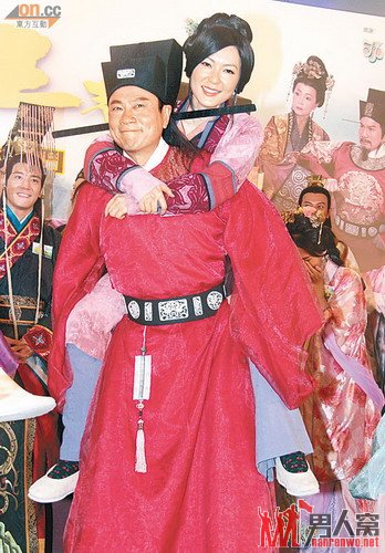黎耀祥背着田蕊妮玩拔河，结果搞得满头汗