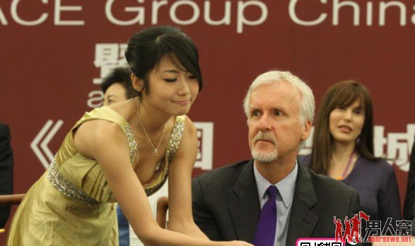 卡梅隆意外捧红礼仪小姐 “走光姐”俯身走光成焦点
