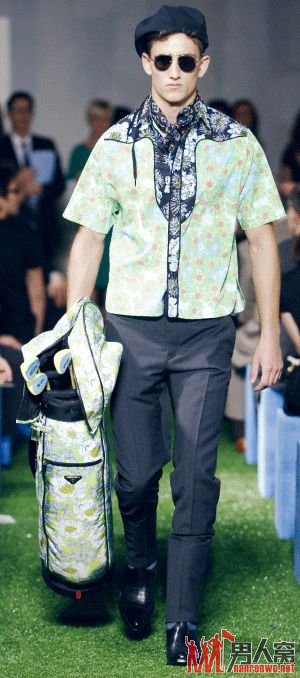 男人穿“花”衣服 更显时髦