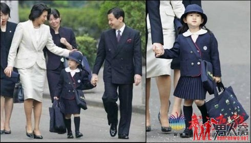小孩拿包，大人空手