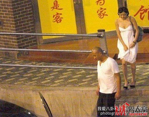 巨星胡军携神秘女子酒店开房