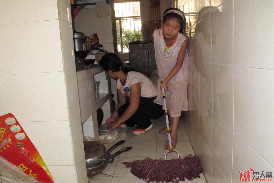 养父在劳务市场挂牌10万重金卖女