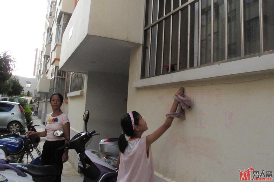 养父在劳务市场挂牌10万重金卖女